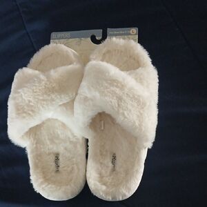 MUDD White Fuzzy Slippers
